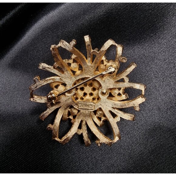 Vintage 1960s Trifari Gold-Tone Brooch W/ Faux Pearls & Rhinestones Brooch - Picture 5 of 5